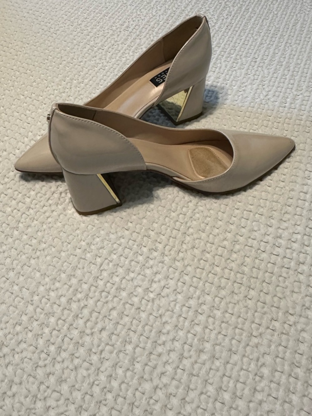Jones New York Patent Pointed Toe Low Block Heel Pumps in Nude - Picture 4 of 9